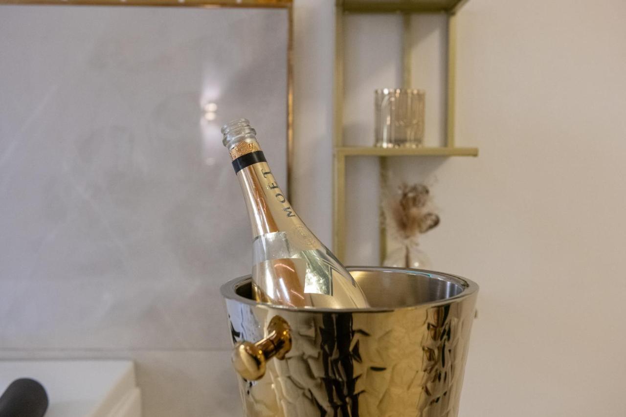 Fashion Apartment Gold Bologna With Jacuzzi & Car Garage Eksteriør billede