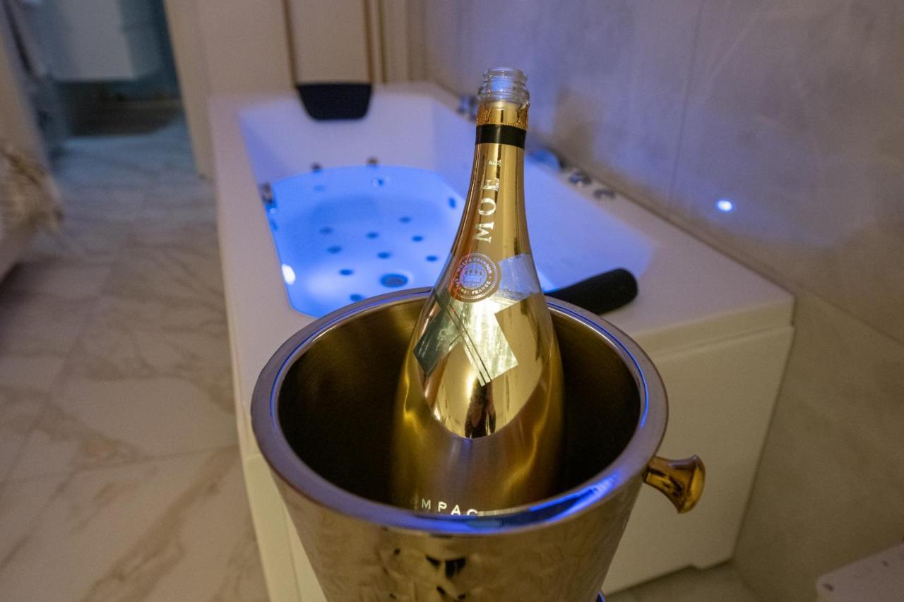 Fashion Apartment Gold Bologna With Jacuzzi & Car Garage Eksteriør billede